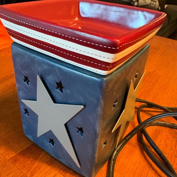 Scentsy Wax Warmer, Electric. Retired Liberty Patriotic, Tin Stars - Picture 7 of 13